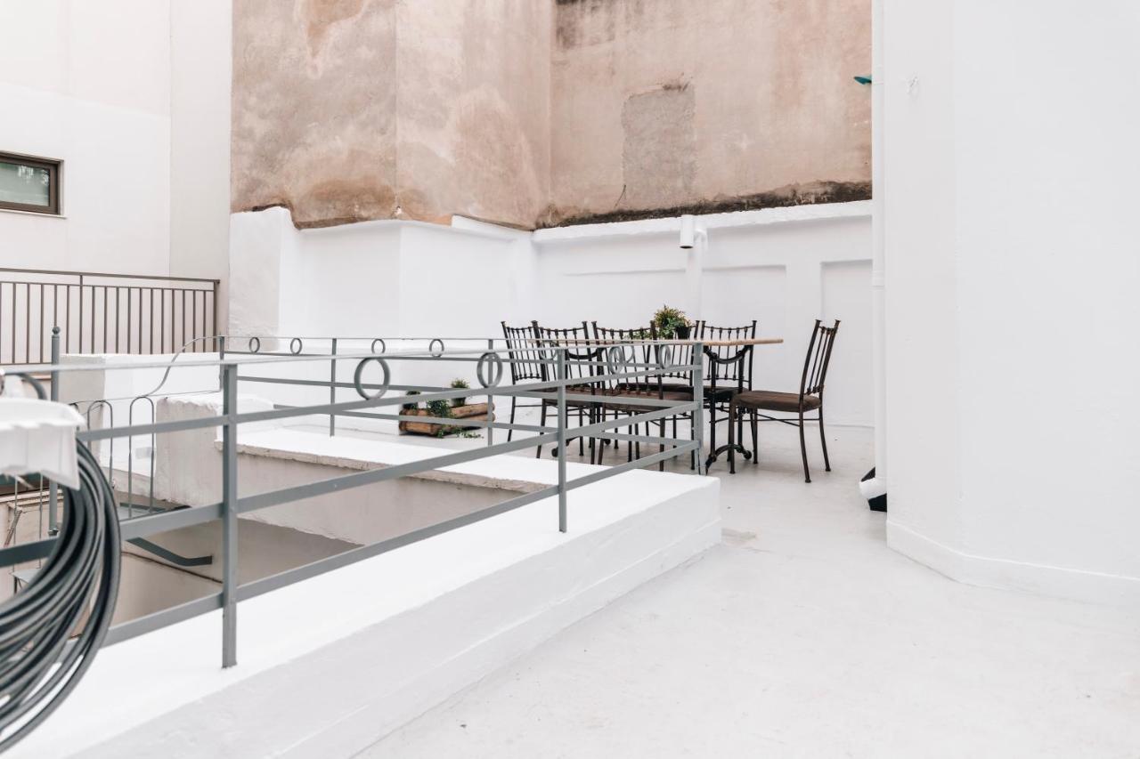 Monastiraki-Psiri, Old Town, 3-Bdr Apt, Sleep 6-10P, Spacious Court Yard Atenas Exterior foto