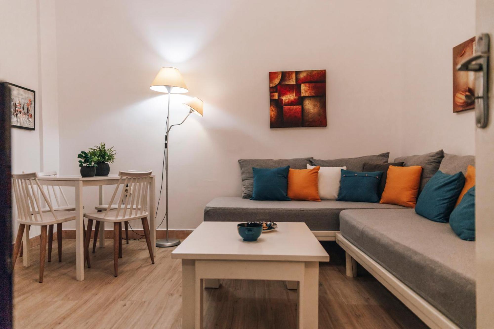 Monastiraki-Psiri, Old Town, 3-Bdr Apt, Sleep 6-10P, Spacious Court Yard Atenas Exterior foto