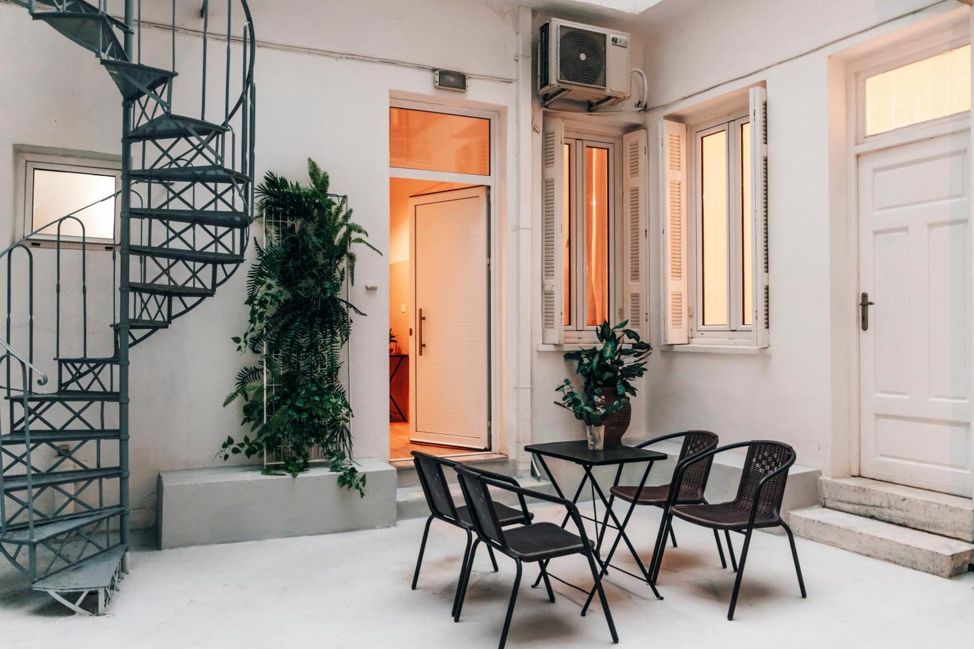Monastiraki-Psiri, Old Town, 3-Bdr Apt, Sleep 6-10P, Spacious Court Yard Atenas Exterior foto